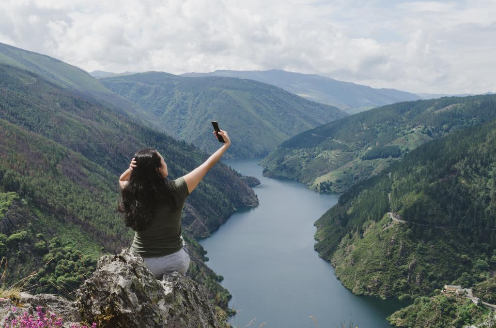 Selfie-related deaths at tourist sites are âpublic health problemâ: researchers